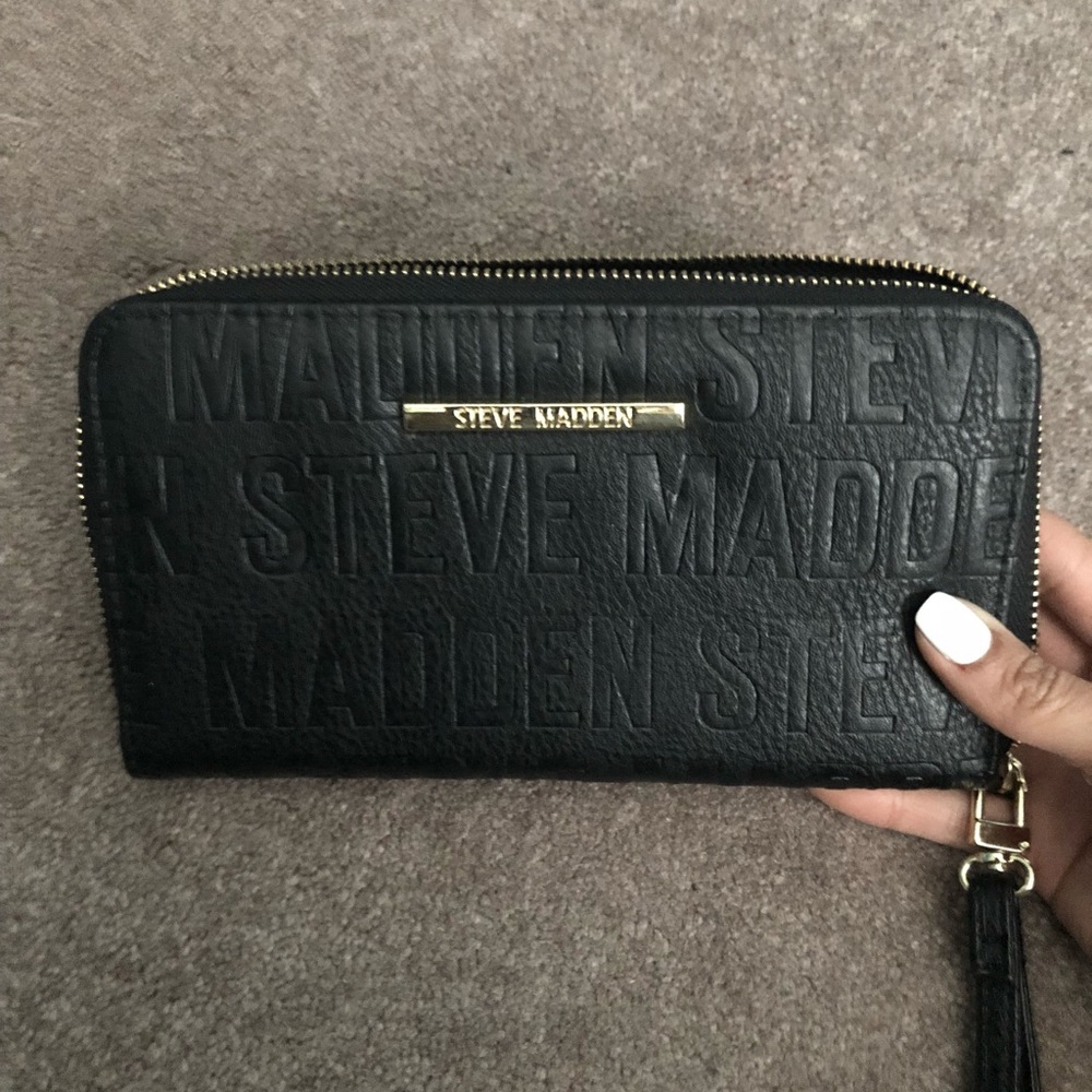 STEVE MADDEN WRISTLET WALLET